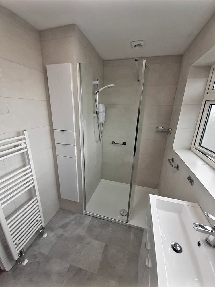 Corner vanity unit with marble effect splashback and mirror